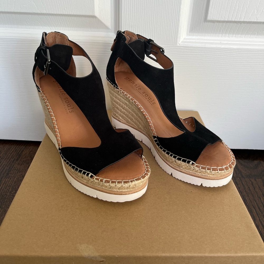 Kenneth Cole Gentle Souls Wedge size 7.5